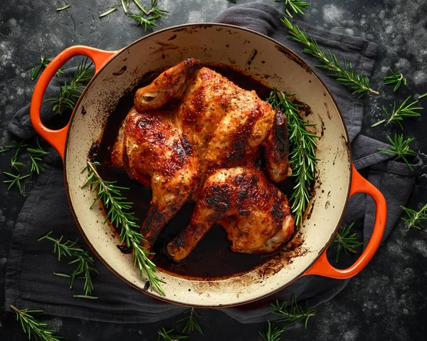 Grillé rôti de poulet Tabaka dans une poêle au romarin — Photo