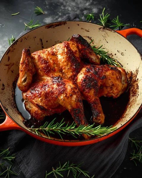 Grillé rôti de poulet Tabaka dans une poêle au romarin — Photo