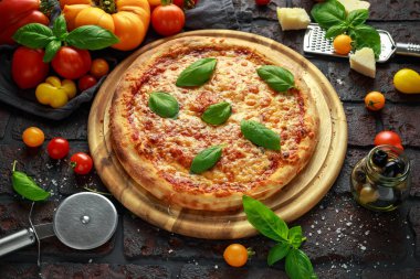 Taş fırında Pizza margherita çiftlik domates sos, parmesan ve mozzarella peyniri, fesleğen ile
