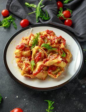 Ispanak ricotta vahşi roket ve parmesan Peynirli Ravioli, domates sos
