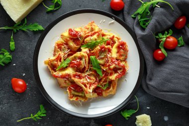 Ispanak ricotta vahşi roket ve parmesan Peynirli Ravioli, domates sos