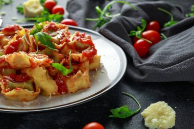 Ispanak ricotta vahşi roket ve parmesan Peynirli Ravioli, domates sos