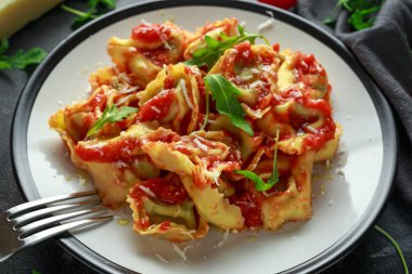 Ispanak ricotta vahşi roket ve parmesan Peynirli Ravioli, domates sos