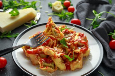 Ispanak ricotta vahşi roket ve parmesan Peynirli Ravioli, domates sos