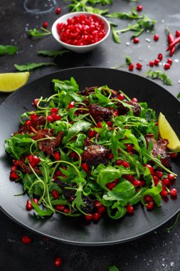 Nar taneleri, kireç ve vahşi yeşil rucola baharatlı gevrek ördek salatası