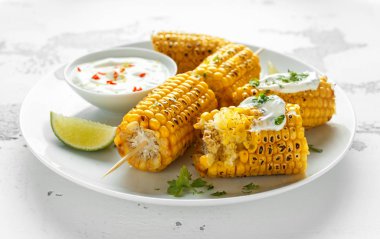 Izgara Mısır beyaz Meksika sos, biber ve limon ile. sağlıklı yaz gıda