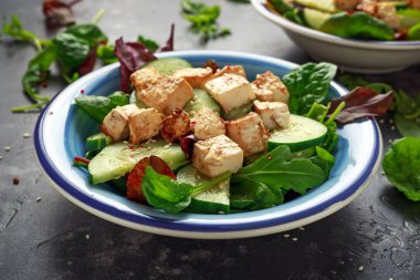 Kızarmış Tofu salata salatalık, susam ve yeşil sebzeler