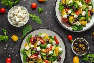 Taze salata salatalık, kiraz domates, marul, kırmızı soğan, beyaz peynir ve siyah zeytin ile. Sağlıklı gıda