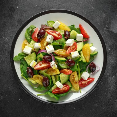 Taze salata salatalık, kiraz domates, marul, kırmızı soğan, beyaz peynir ve siyah zeytin ile. Sağlıklı gıda