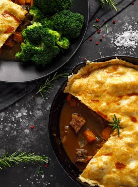 Geleneksel İngilizce sığır eti bira, bira pasta havuç ve brokoli ile servis edilir