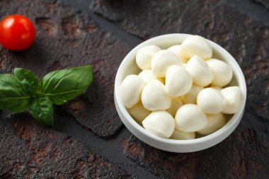Kiraz domates ve fesleğen beyaz kase taze İtalyan Mozzarella peyniri