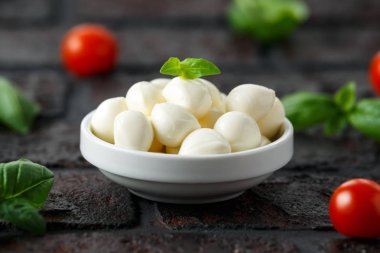 Kiraz domates ve fesleğen beyaz kase taze İtalyan Mozzarella peyniri