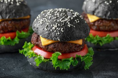 Ev yapımı sığır eti Burger siyah topuz, domates, marul ve peynir ile