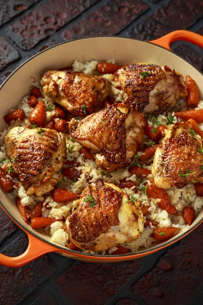 Cuisses de poulet de plein air avec riz et carottes chantenay glacées au miel dans une casserole — Photo