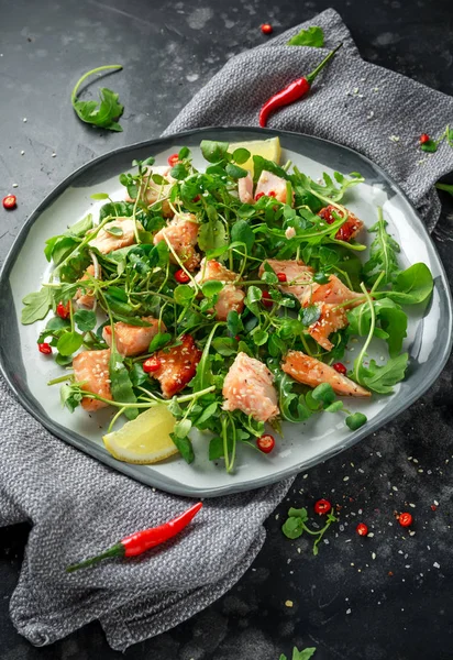 Салат зі свіжого лосося в азіатському стилі з насінням кунжуту, чилі, лимоном та зеленими овочами — стокове фото