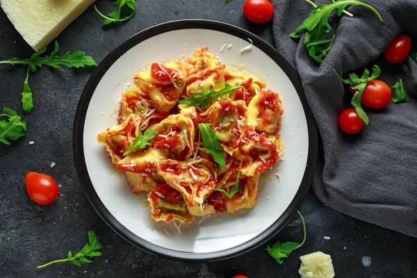 Ispanak ricotta vahşi roket ve parmesan Peynirli Ravioli, domates sos