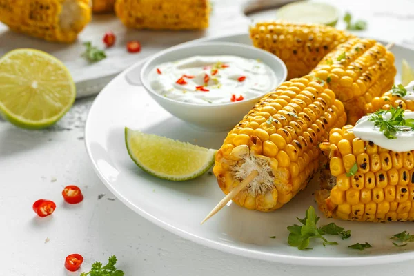 Izgara Mısır beyaz Meksika sos, biber ve limon ile. sağlıklı yaz gıda