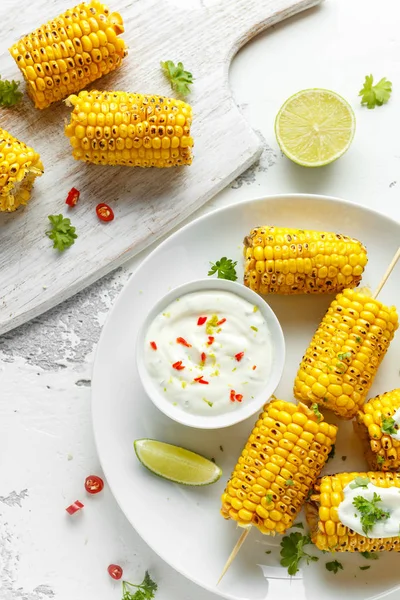 Maíz dulce a la parrilla con salsa blanca mexicana, chile y lima. comida saludable de verano —  Fotos de Stock