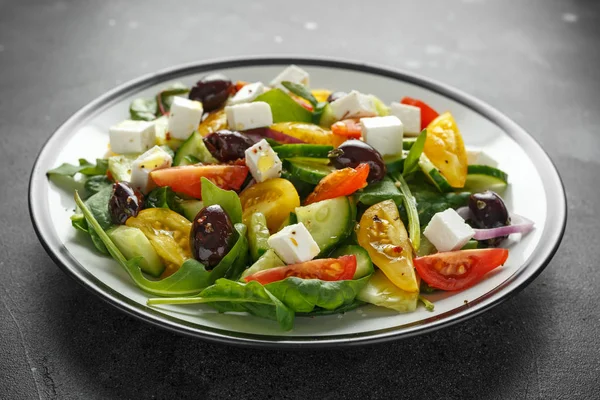 Свежий греческий салат с огурцом, помидорами черри, салатом, красным луком, сыром фета и черными оливками. Здоровое питание — стоковое фото