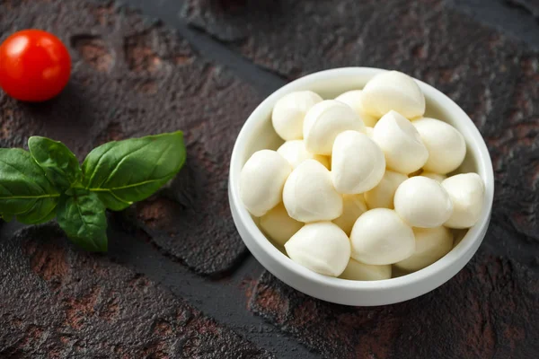 Kiraz domates ve fesleğen beyaz kase taze İtalyan Mozzarella peyniri