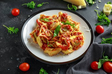 Ispanak ricotta vahşi roket ve parmesan Peynirli Ravioli, domates sos