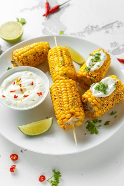 Izgara Mısır beyaz Meksika sos, biber ve limon ile. sağlıklı yaz gıda
