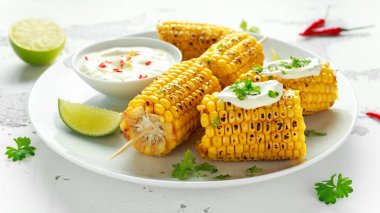 Izgara Mısır beyaz Meksika sos, biber ve limon ile. sağlıklı yaz gıda