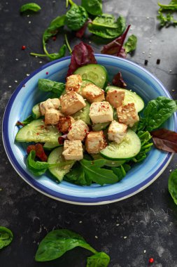 Kızarmış Tofu salata salatalık, susam ve yeşil sebzeler