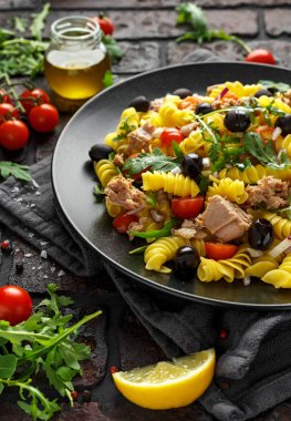 Makarna ton balıklı salata domates, vahşi roket, siyah zeytin ve kırmızı soğan ile