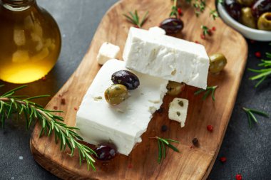 Yunan peynir beyaz kekik, biberiye ve zeytin ile