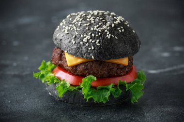 Ev yapımı sığır eti Burger siyah topuz, domates, marul ve peynir ile