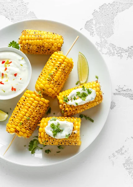 Maíz dulce a la parrilla con salsa blanca mexicana, chile y lima. comida saludable de verano —  Fotos de Stock