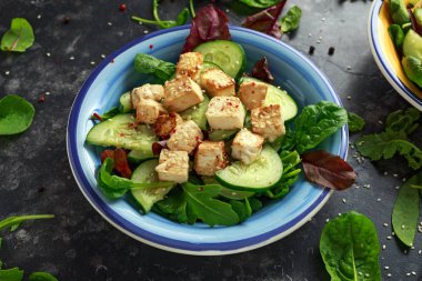 Kızarmış Tofu salata salatalık, susam ve yeşil sebzeler