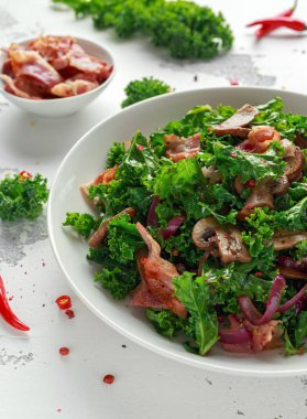 Ev yapımı Kale mantar, biber ve balsamik sirke soyunma pastırma salatası