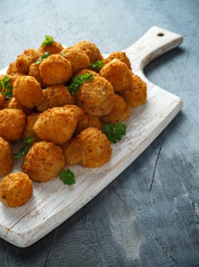 Ev yapımı kotletpane sarımsak mantar ekşi krema ve beyaz ahşap tahta üzerinde maydanoz ile