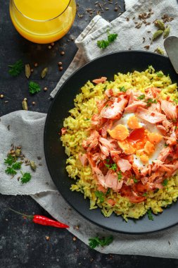 Geleneksel Hint-İngilizce kedgeree kahvaltı: basmati pirinç yumurta benedict ile ve sıcak tatlı biber somon füme.