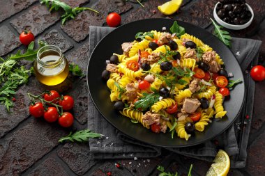 Makarna ton balıklı salata domates, vahşi roket, siyah zeytin ve kırmızı soğan ile