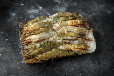 Dondurulmuş çiğ kaplan karides, karanlık bir arka plan deniz ürünleri