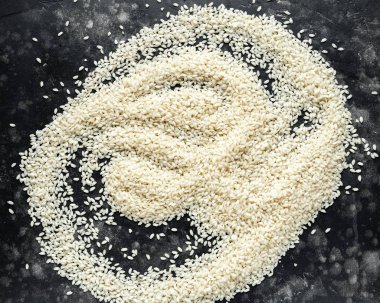 Çiğ Arapça pirinç siyah bir arka plan