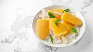 Çubuklu dondurmayı, buz şeker tatlı portakal suyu buz ile beyaz plaka ile Stick