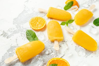 Çubuklu dondurmayı, çubuk üzerinde buz lollies buz beyaz zemin üzerine tatlı portakal suyu ile