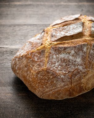 Ahşap masa üzerinde kahverengi ekmek taze pişmiş