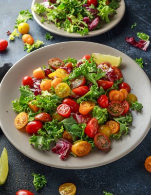 Taze kiraz domates karışımı salata marul, limon, limon, karabiber ve deniz tuzu. sağlıklı gıda