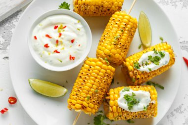 Izgara Mısır beyaz Meksika sos, biber ve limon ile. sağlıklı yaz gıda