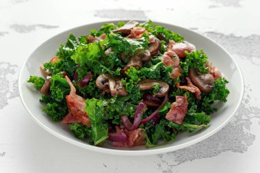 Ev yapımı Kale mantar, biber ve balsamik sirke soyunma pastırma salatası