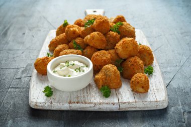 Ev yapımı kotletpane sarımsak mantar ekşi krema ve beyaz ahşap tahta üzerinde maydanoz ile