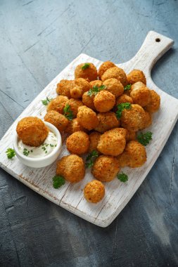 Ev yapımı kotletpane sarımsak mantar ekşi krema ve beyaz ahşap tahta üzerinde maydanoz ile.