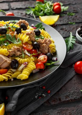 Makarna ton balıklı salata domates, vahşi roket, siyah zeytin ve kırmızı soğan ile