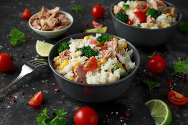 Taze ton balığı salatası Tatlı Mısır, cherry domates, brokoli, maydanoz ve limon siyah kase pirinç