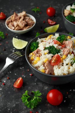 Taze ton balığı salatası Tatlı Mısır, cherry domates, brokoli, maydanoz ve limon siyah kase pirinç